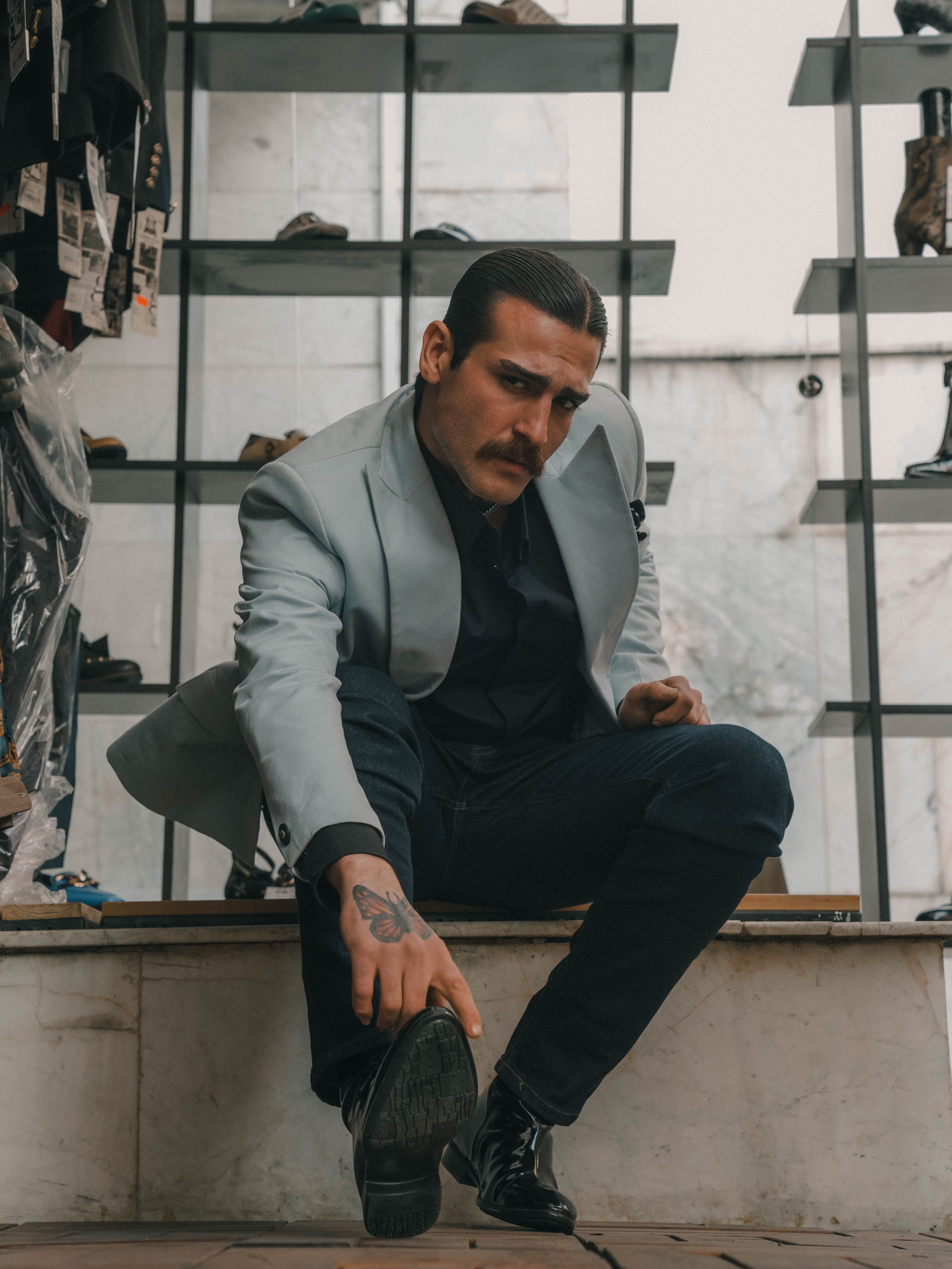 Hombre con blazer ajustándose