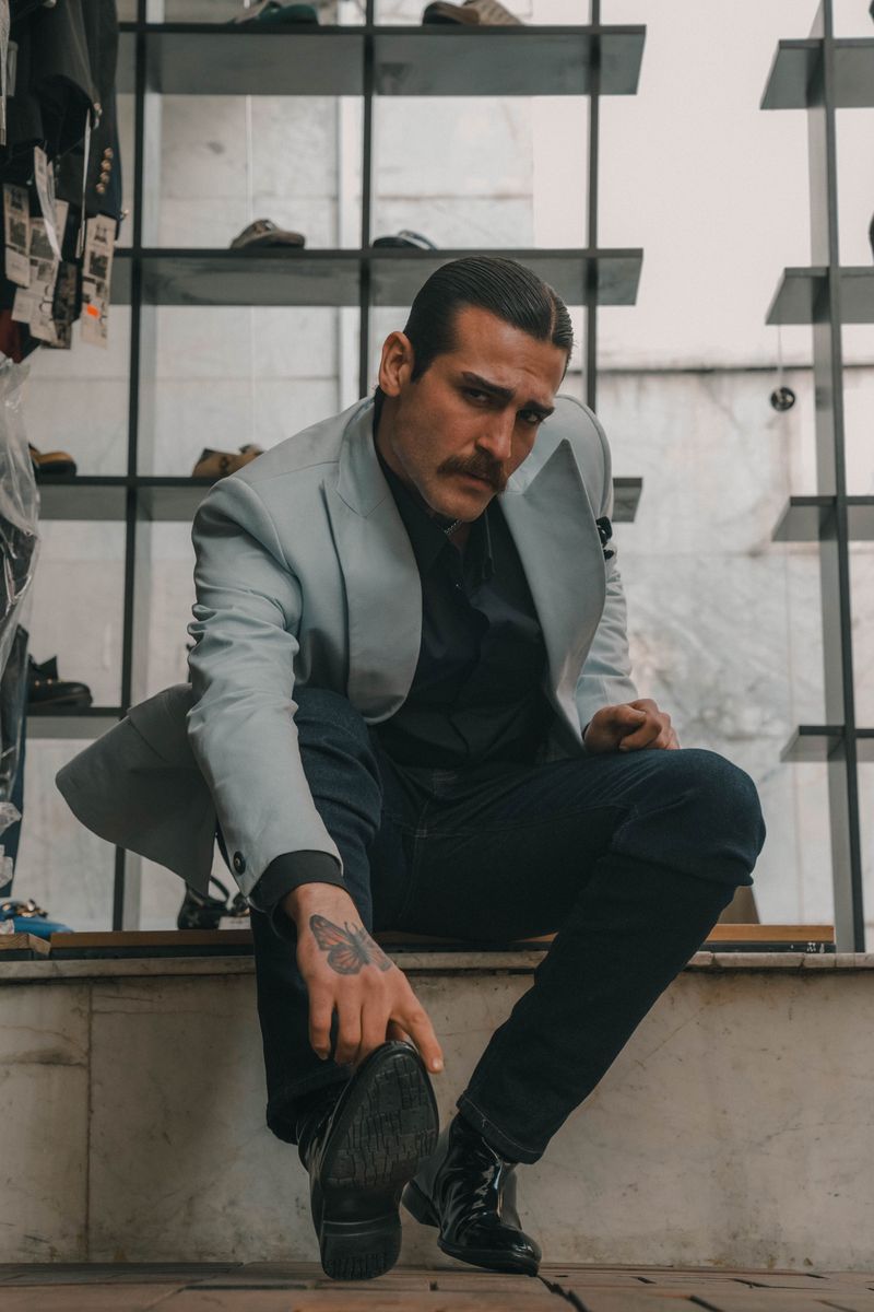 Hombre con blazer ajustándose