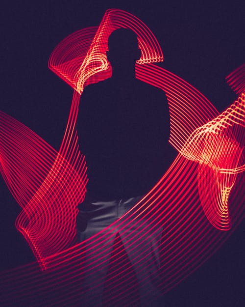gratis Rood Geleid Licht Met Silhouet Van Een Man Stockfoto