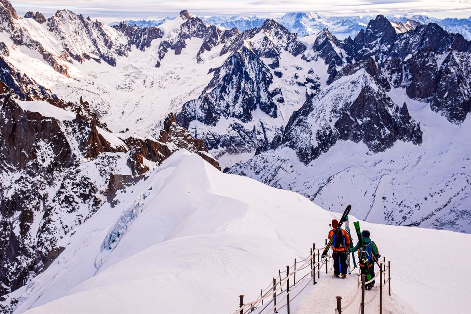 Skieurs de randonnée sur une arête enneigée dans les Alpes