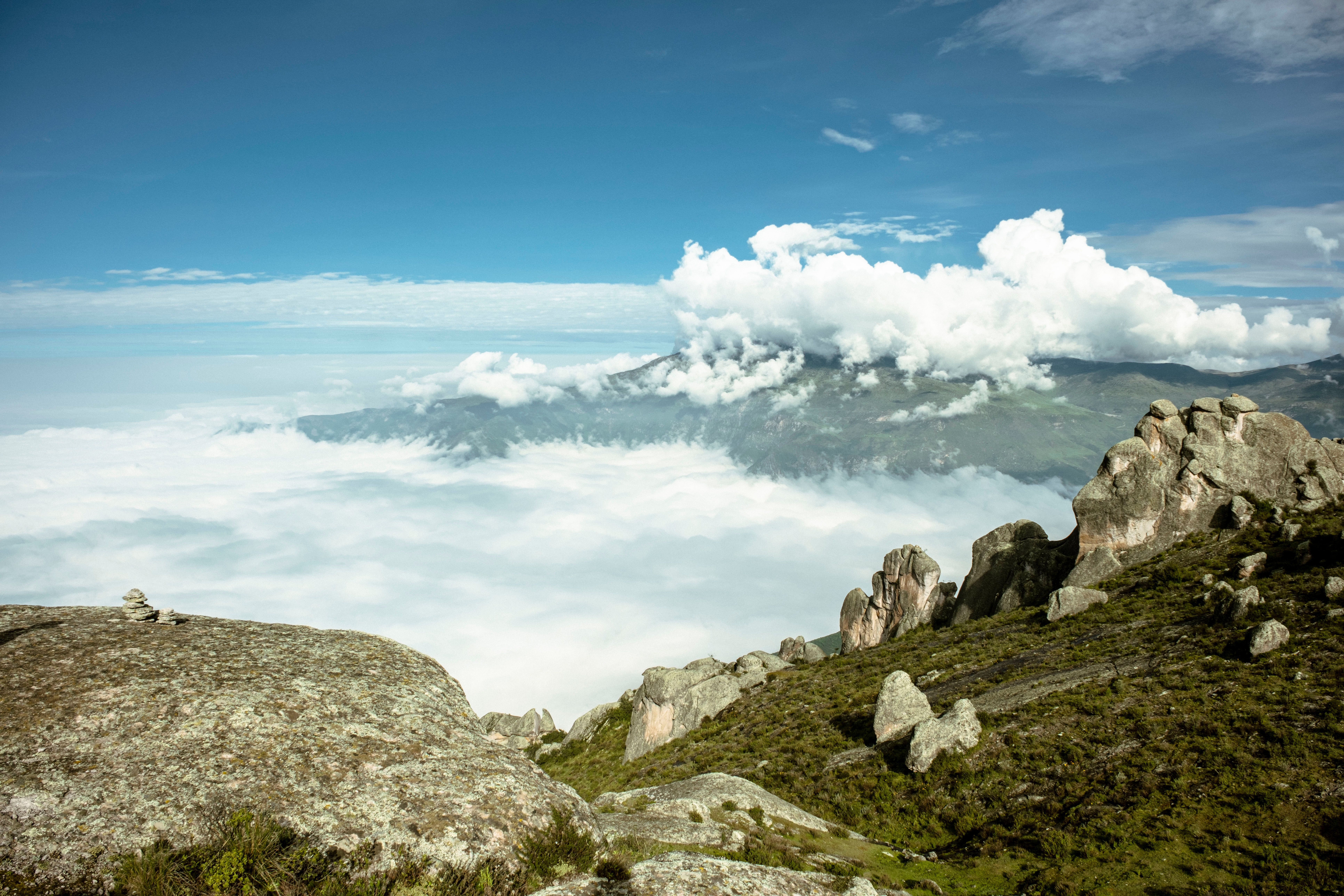[ColoSach]-stunning-view-of-rocky-mountain-peaks-emerging-above-the-clouds-under-a-clear-blue-sky.