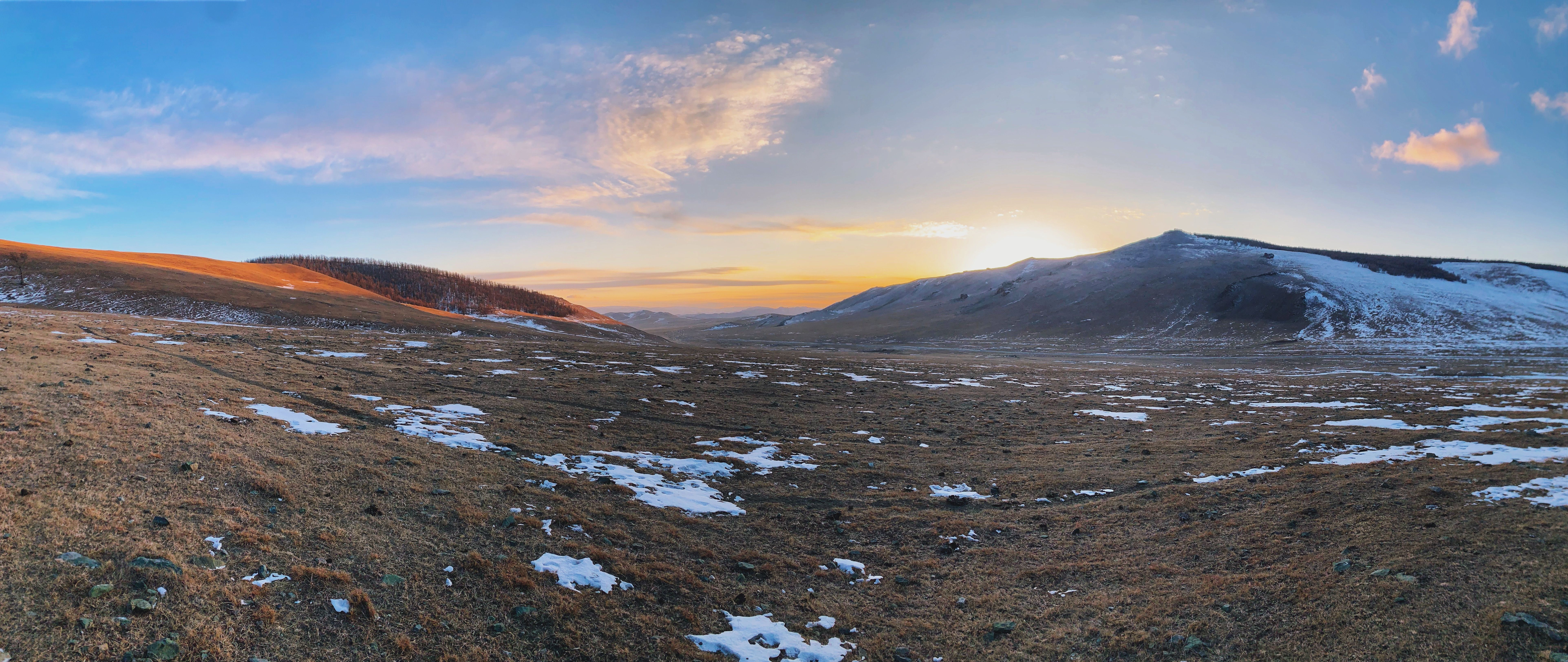 [ColoSach]-breathtaking-view-of-barren-mountain-landscape-with-snow-patches-at-sunrise.