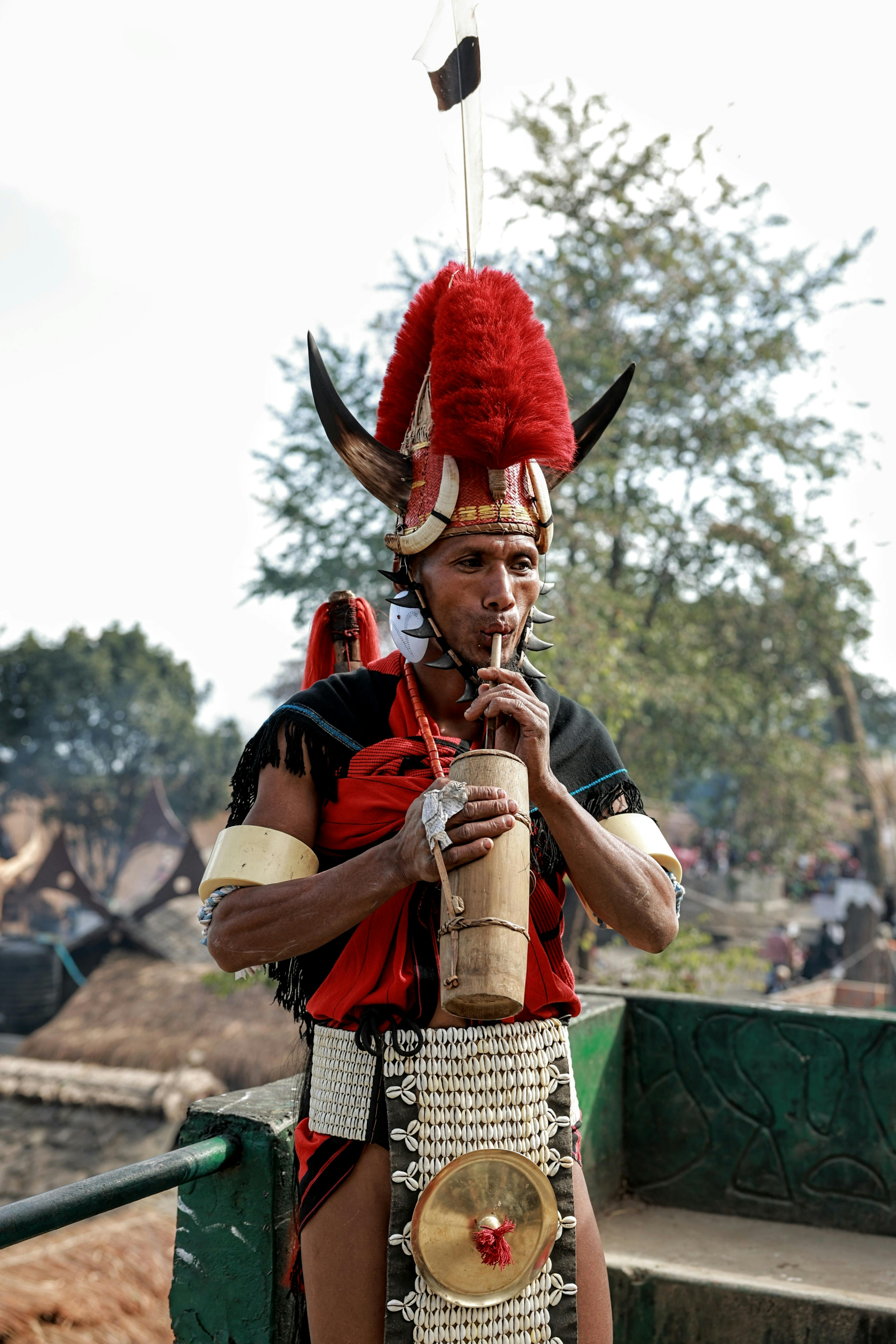 Gratuit Portrait d'un membre de la tribu Naga en tenue traditionnelle vibrante, mettant en valeur le patrimoine culturel du Nagaland, en Inde. Photos