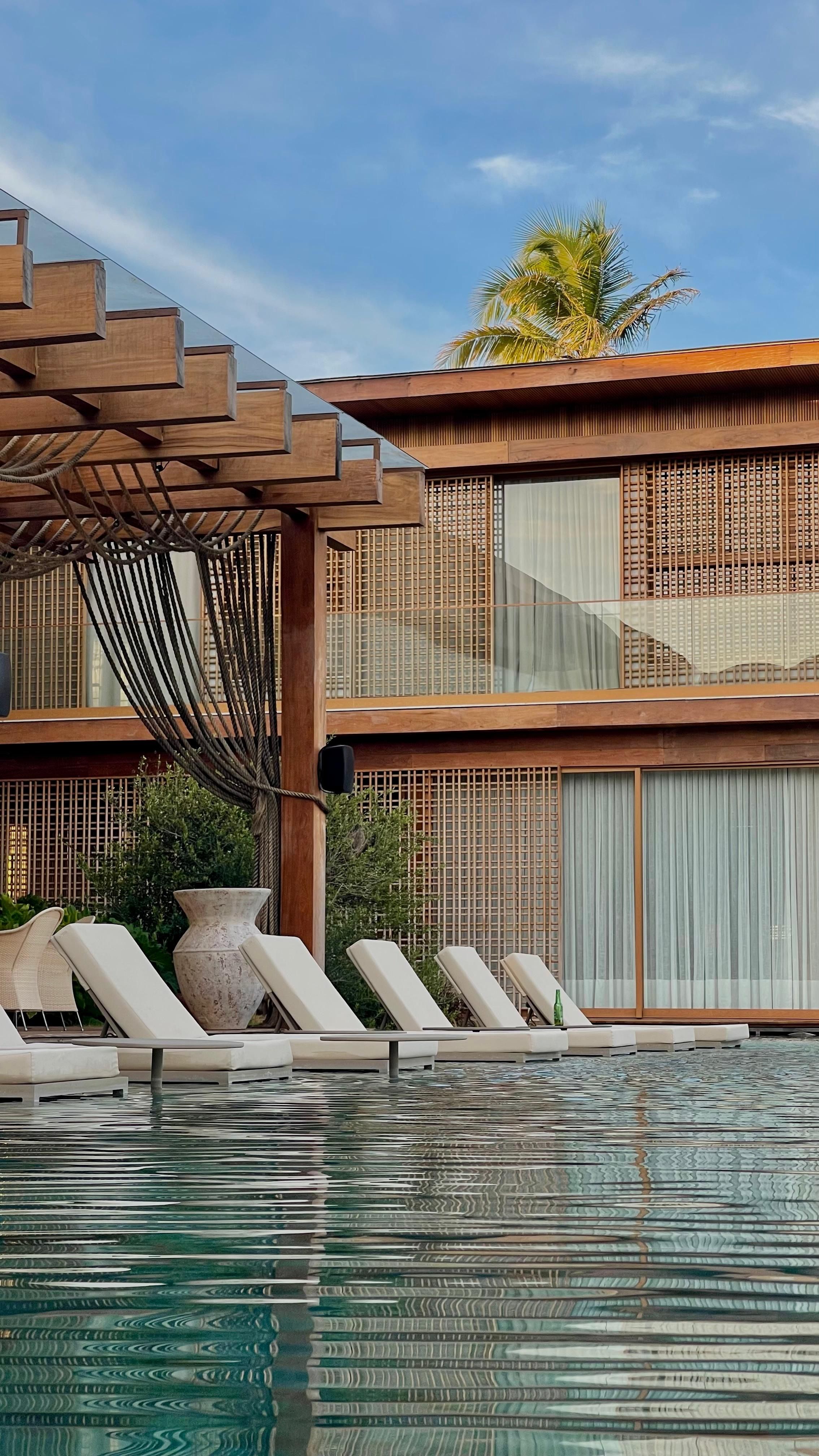 Modern Luxury Resort with Poolside Lounge Chairs · Free Stock Photo - Luxury Apartments With Poolside Lounge