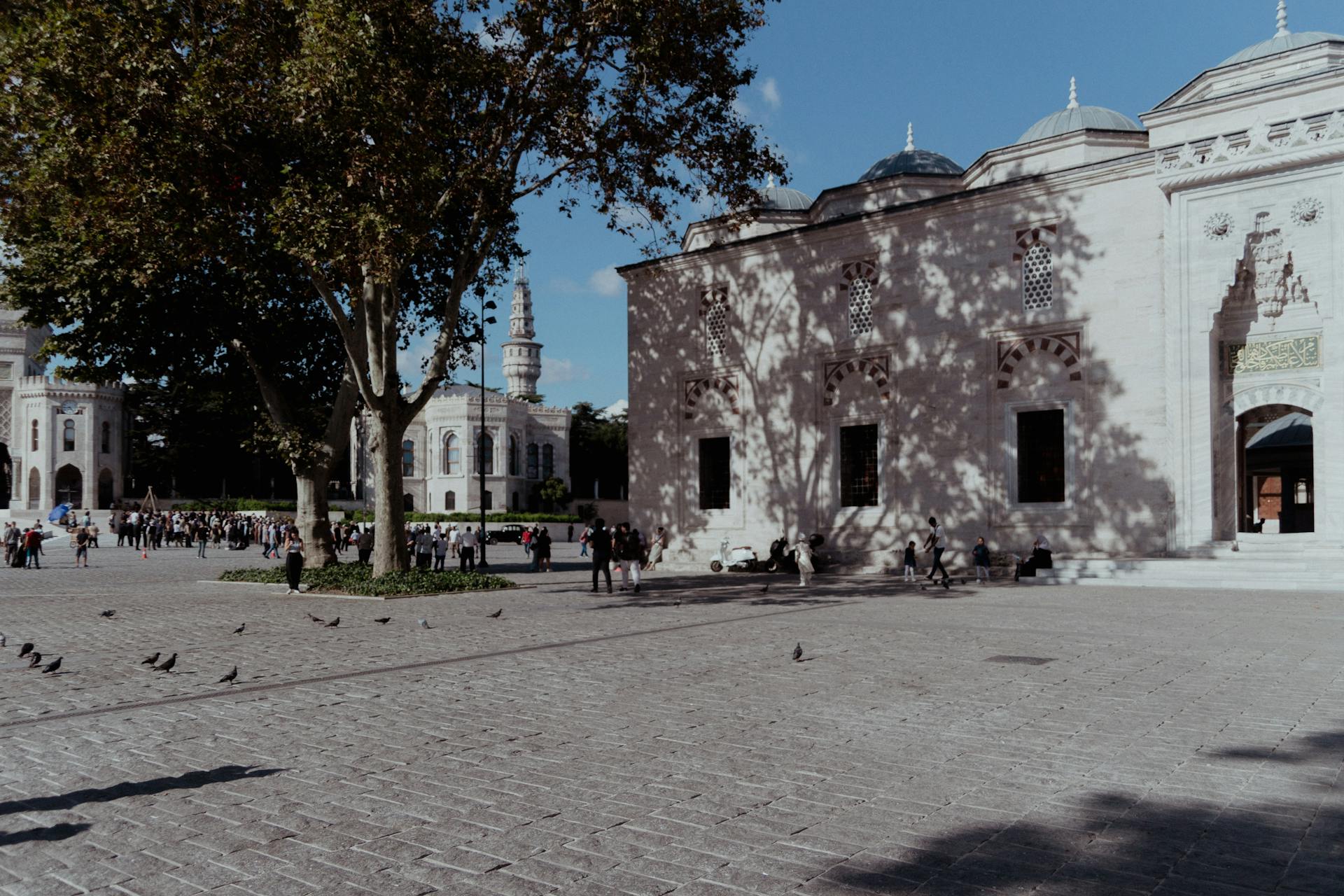 A tranquil view of a historic square and mosque in İstanbul, capturing its cultural essence and architectural beauty.