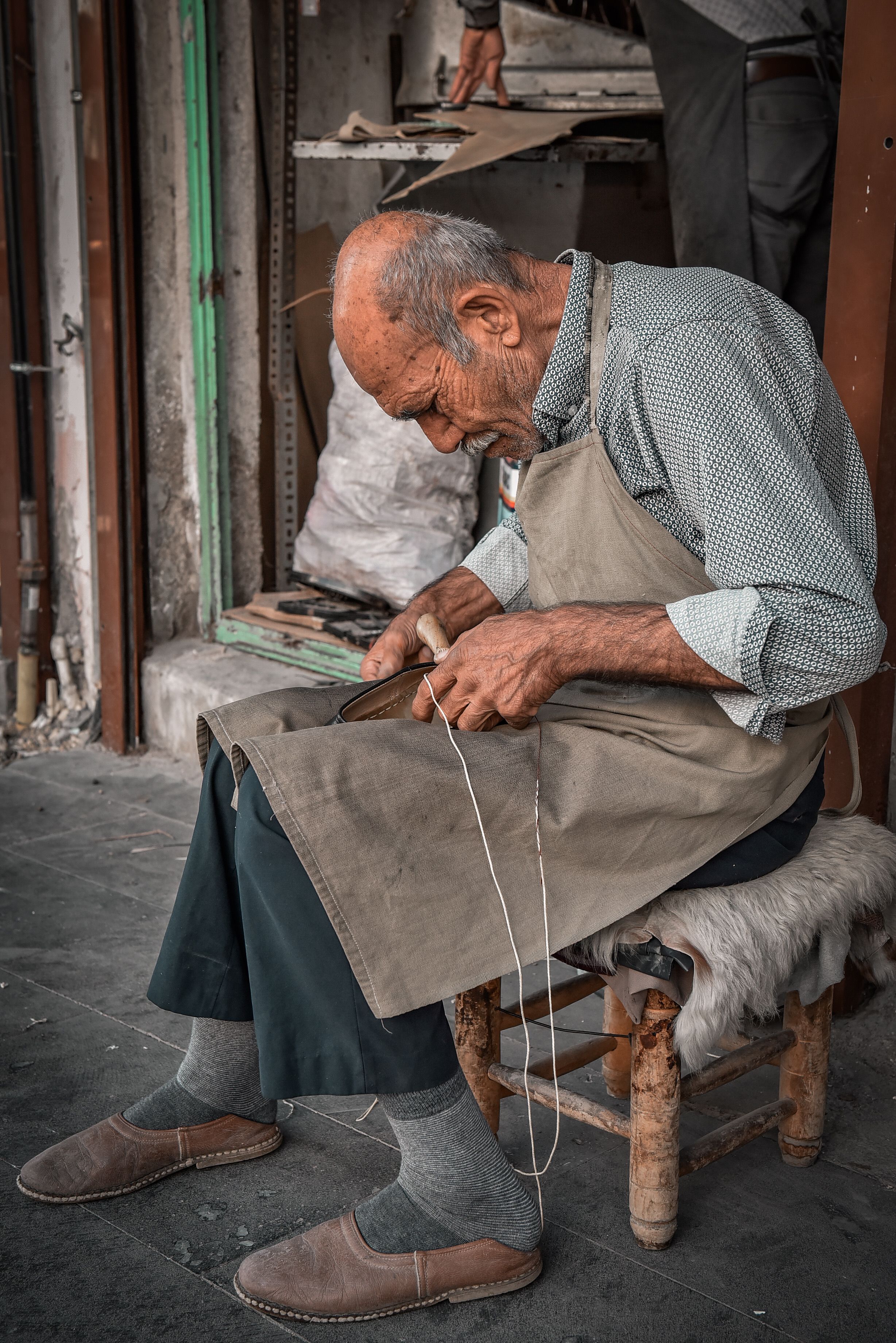 Expert Craftsman Hand-Stitching in Kilis Workshop · Free Stock Photo
