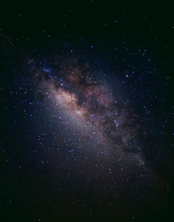 Vista deslumbrante da Via Láctea sob um céu estrelado, destacando a beleza cósmica.