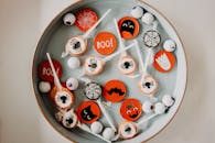 碗中盛满了充满活力的万圣节主题糖果，非常适合季节性庆祝活动