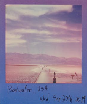 复古宝丽来捕捉了苍穹下恶水盆地的宁静，以及远处连绵的群山