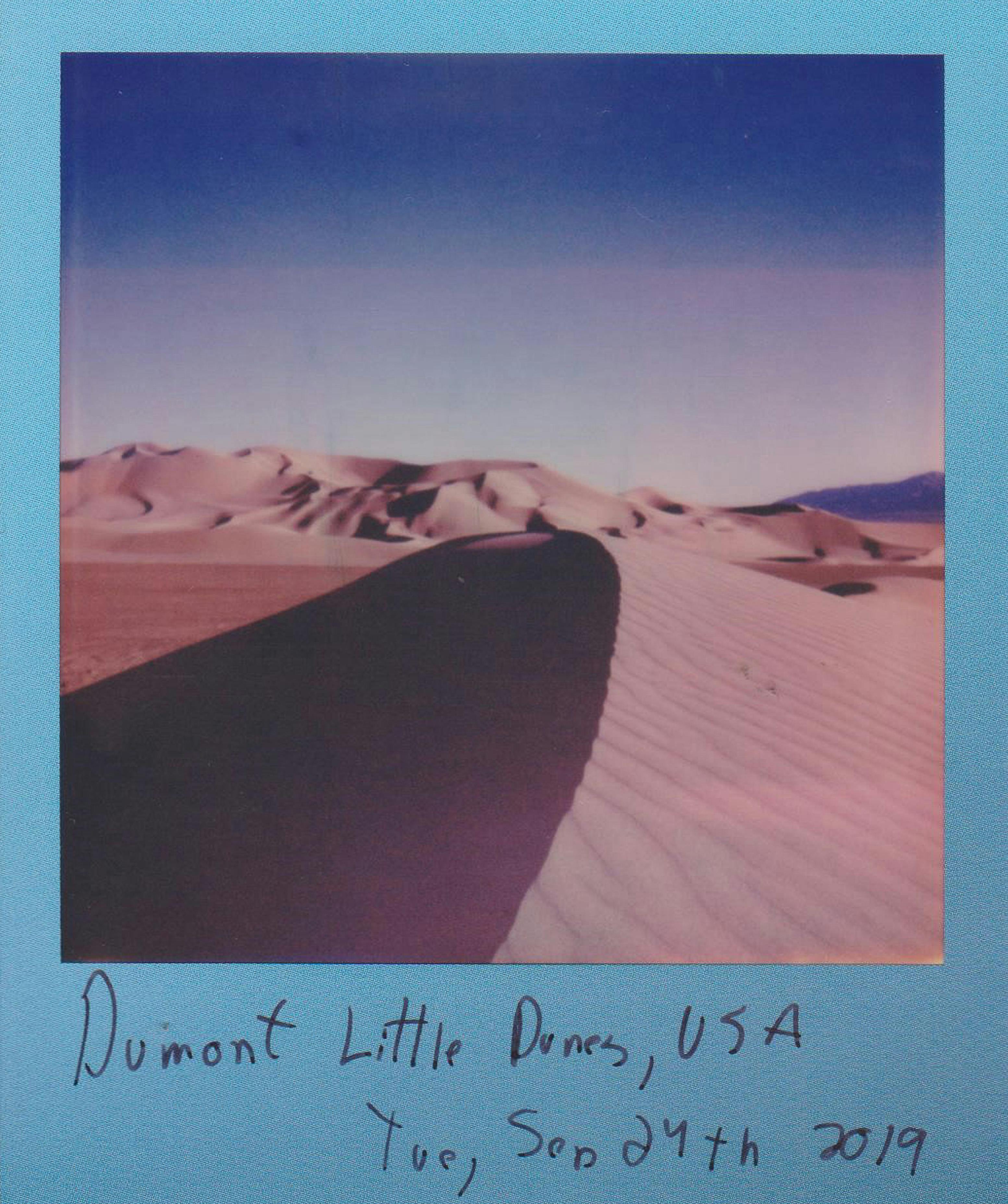 日出时分，美国杜蒙特小沙丘的复古即时照片展现了沙漠景观