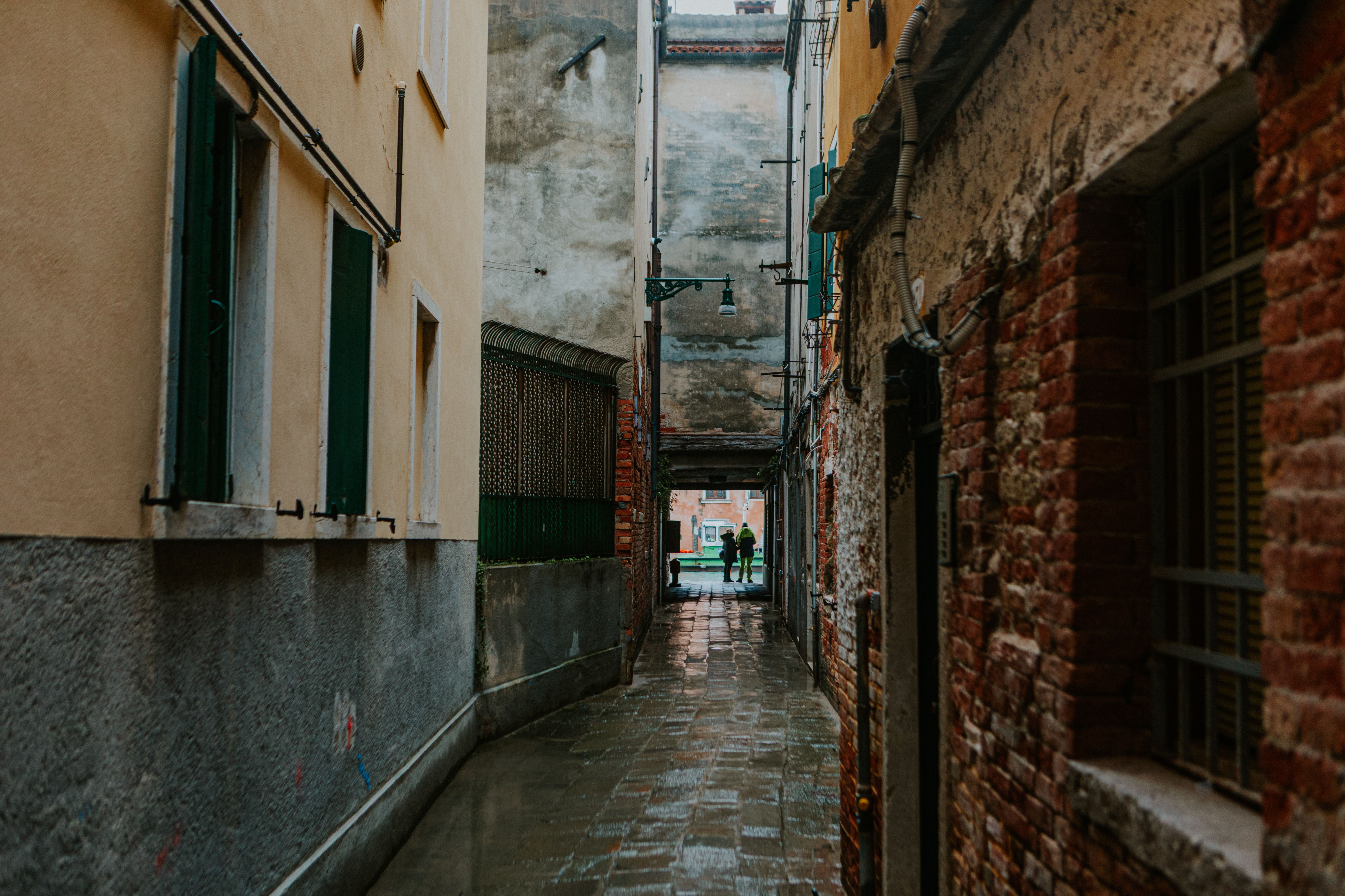 Charming Cobblestone Alley in European City · Free Stock Photo
