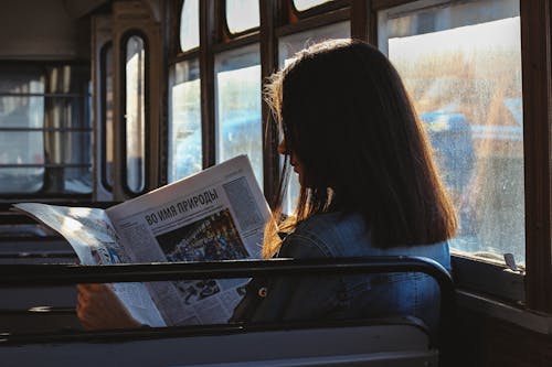 бесплатная Женщина, читающая газету Стоковое фото