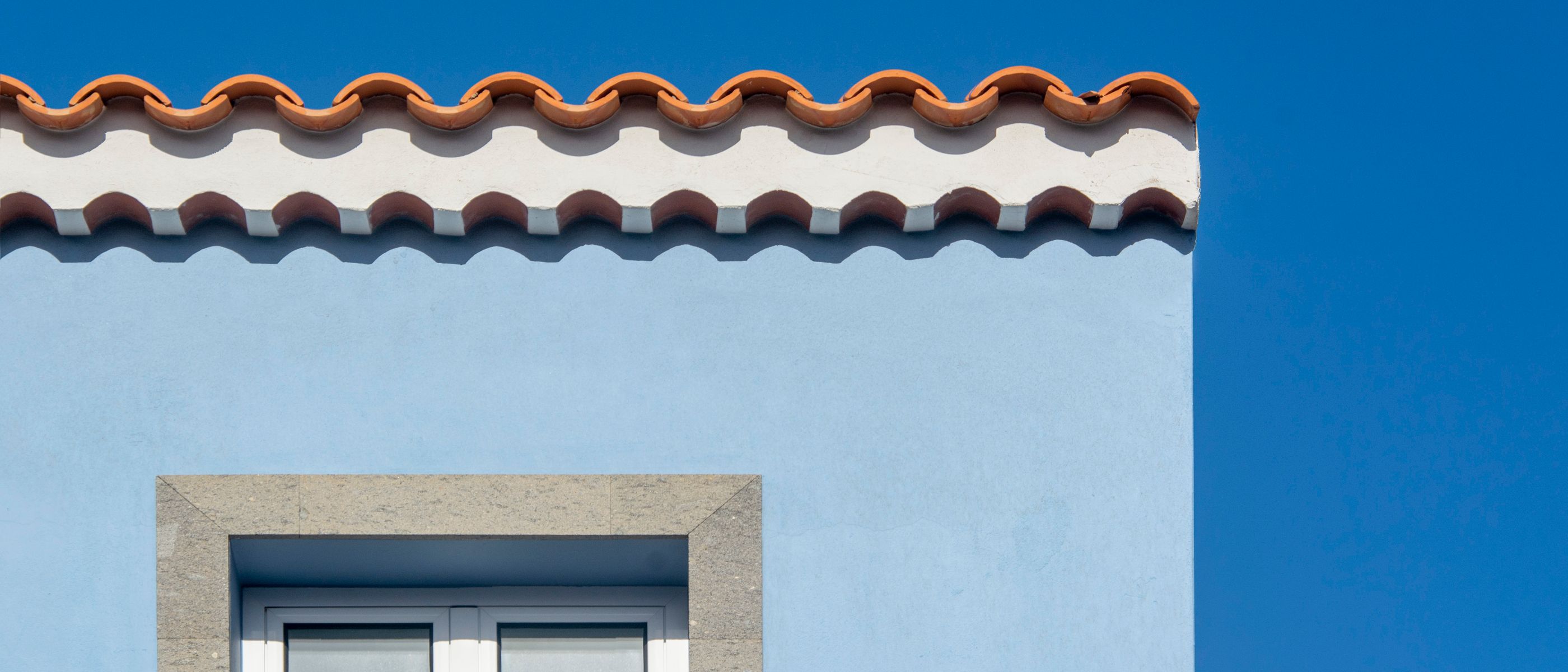 Painters and Decorators in Hornchurch — clean edges cut in around trim and sockets