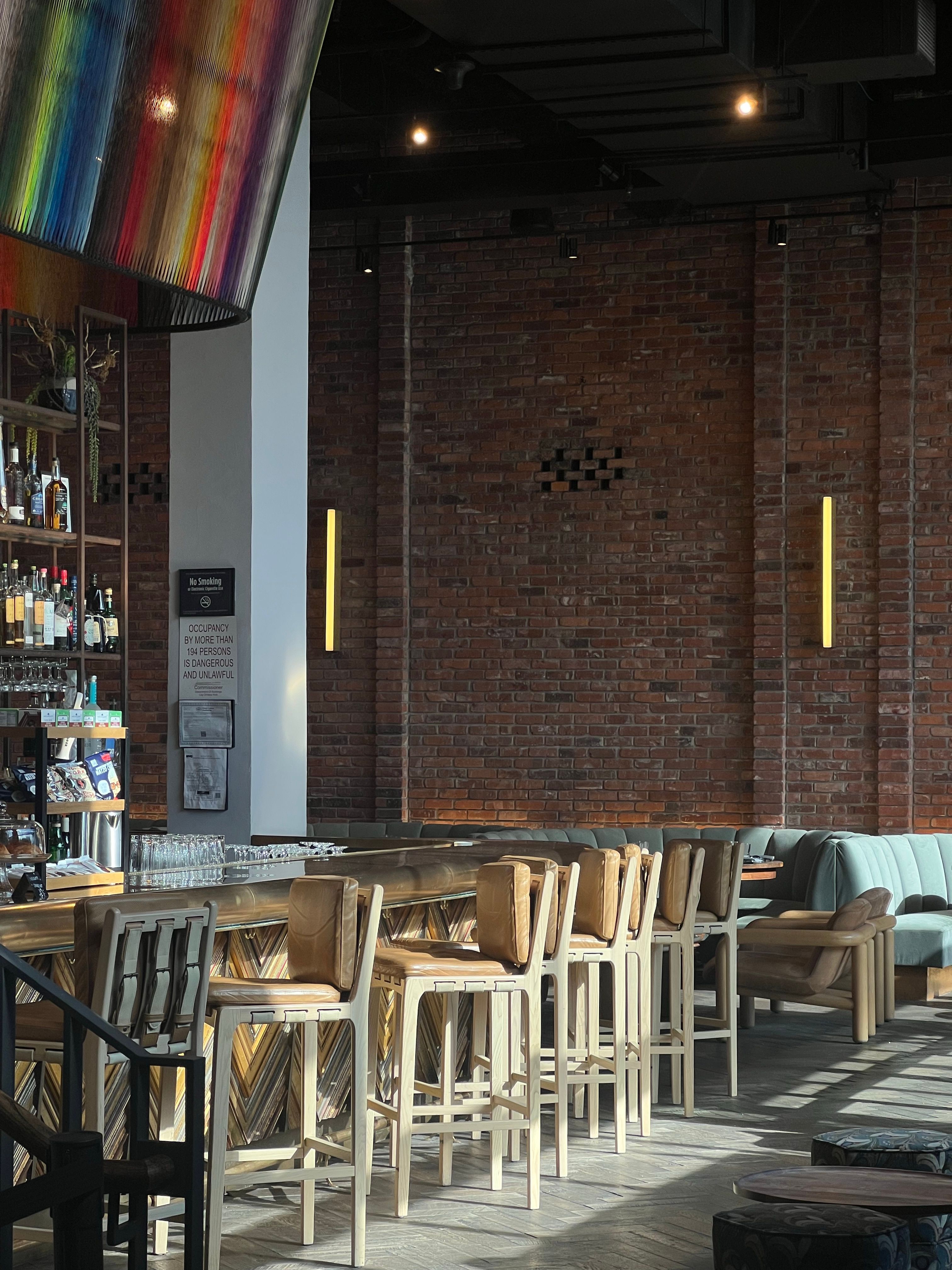 Bar Modern Yang Nyaman Dengan Desain Bata Industrial · Foto Stok Gratis