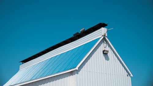 Fotos de stock gratuitas de arquitectura, casa Blanca, cielo azul