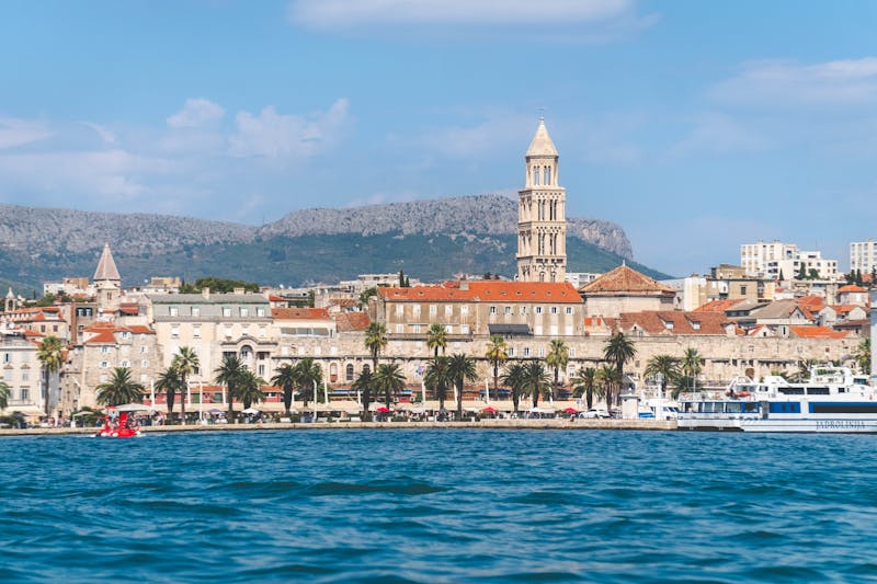 Vue imprenable sur l'architecture historique et le front de mer de Split en Croatie.
