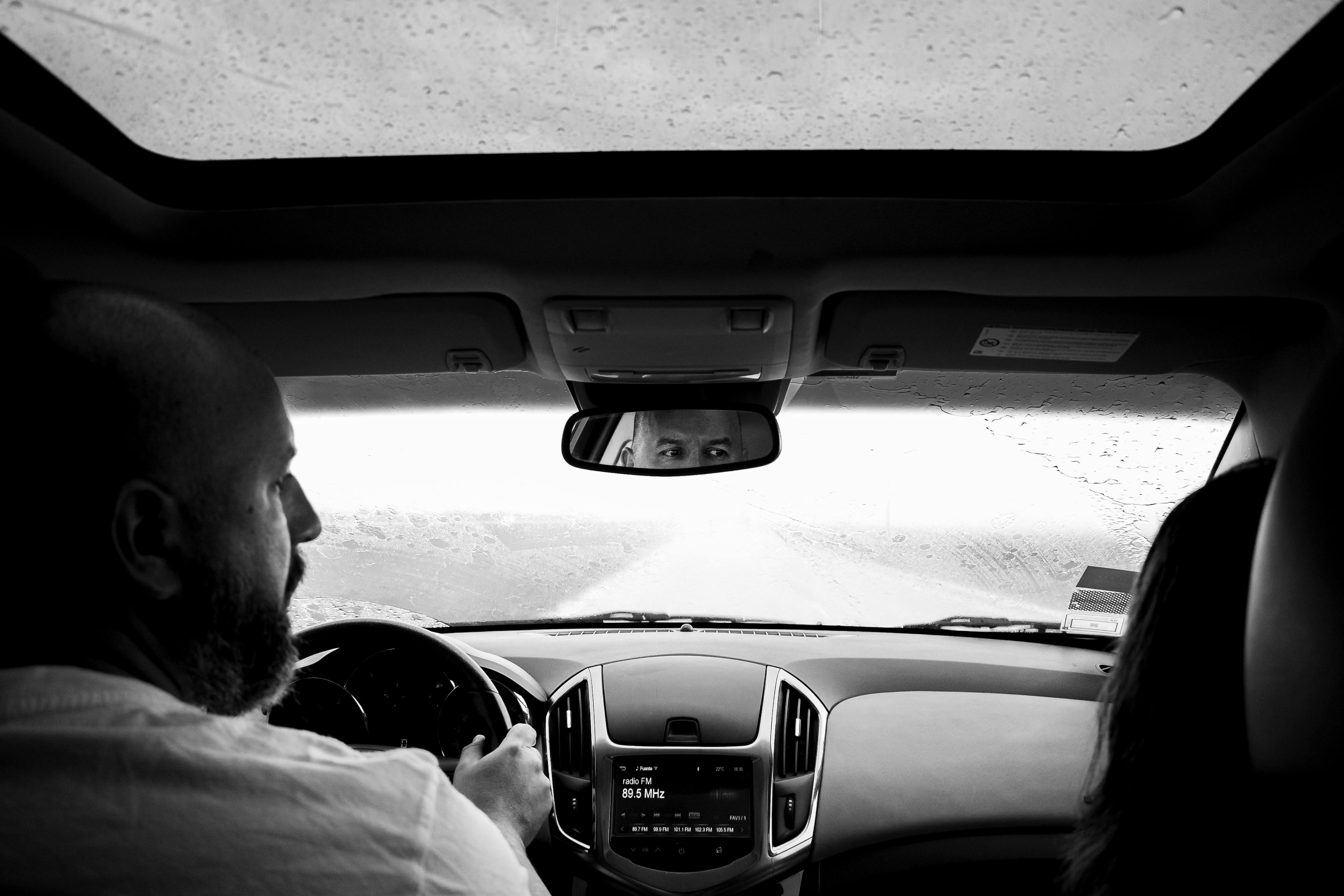 Șoferița salvată la timp datorită semnalului unui localnic