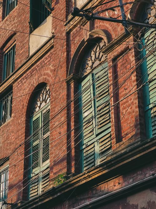 Free Vintage colonial architecture with arched windows in Kolkata, India, showcasing historical charm. Stock Photo