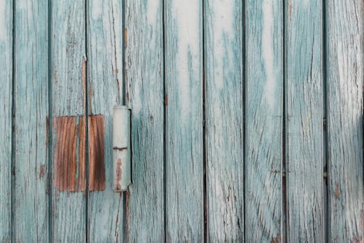 一扇饱经风霜的质朴蓝色木门特写，尽显其纹理与复古魅力