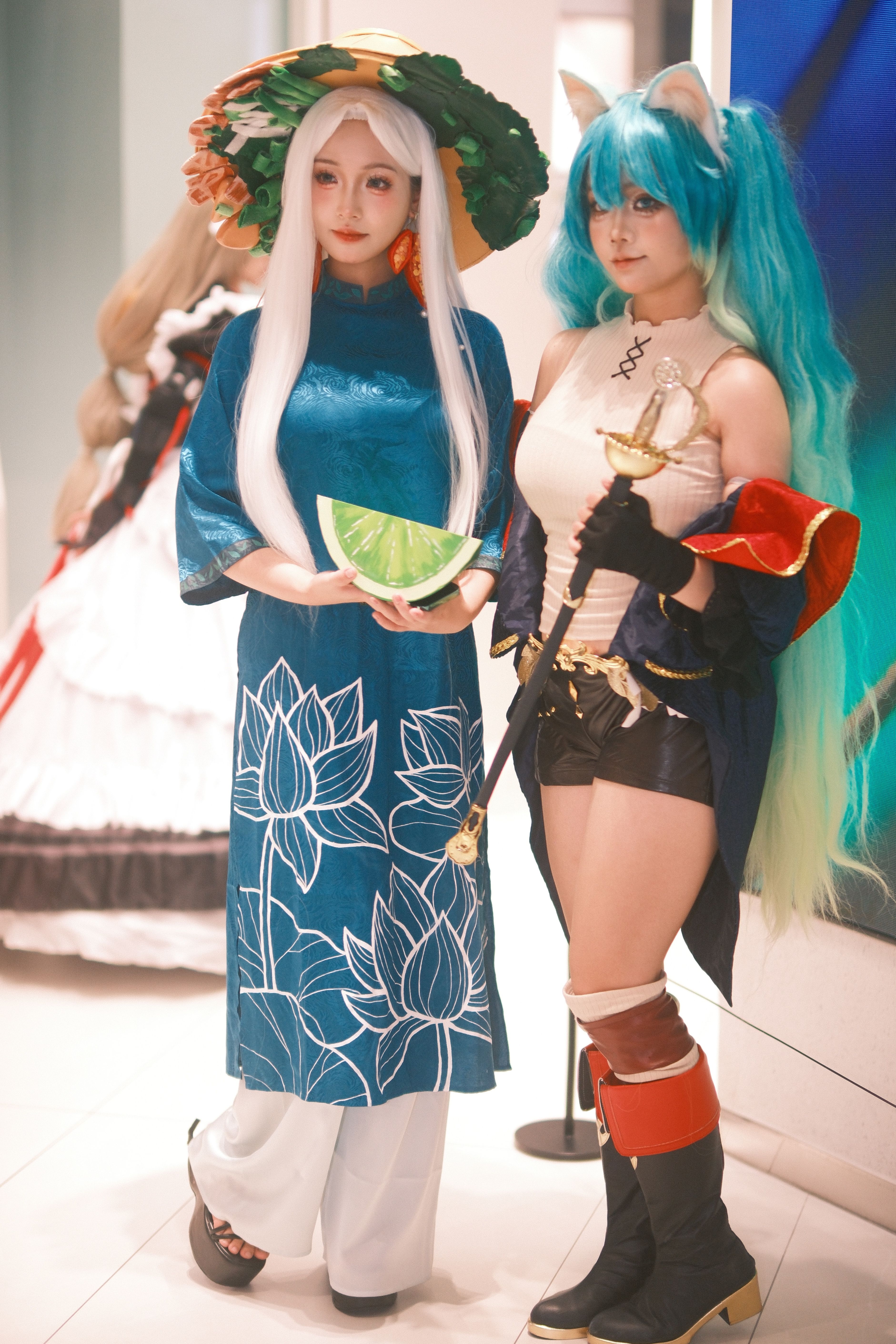 Duo De Cosplay Dynamique Dans Des Costumes Colorés · Photo gratuite