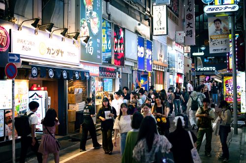 Free Busy street in Shibuya, Tokyo at night, showcasing neon signs and bustling crowds. Stock Photo
