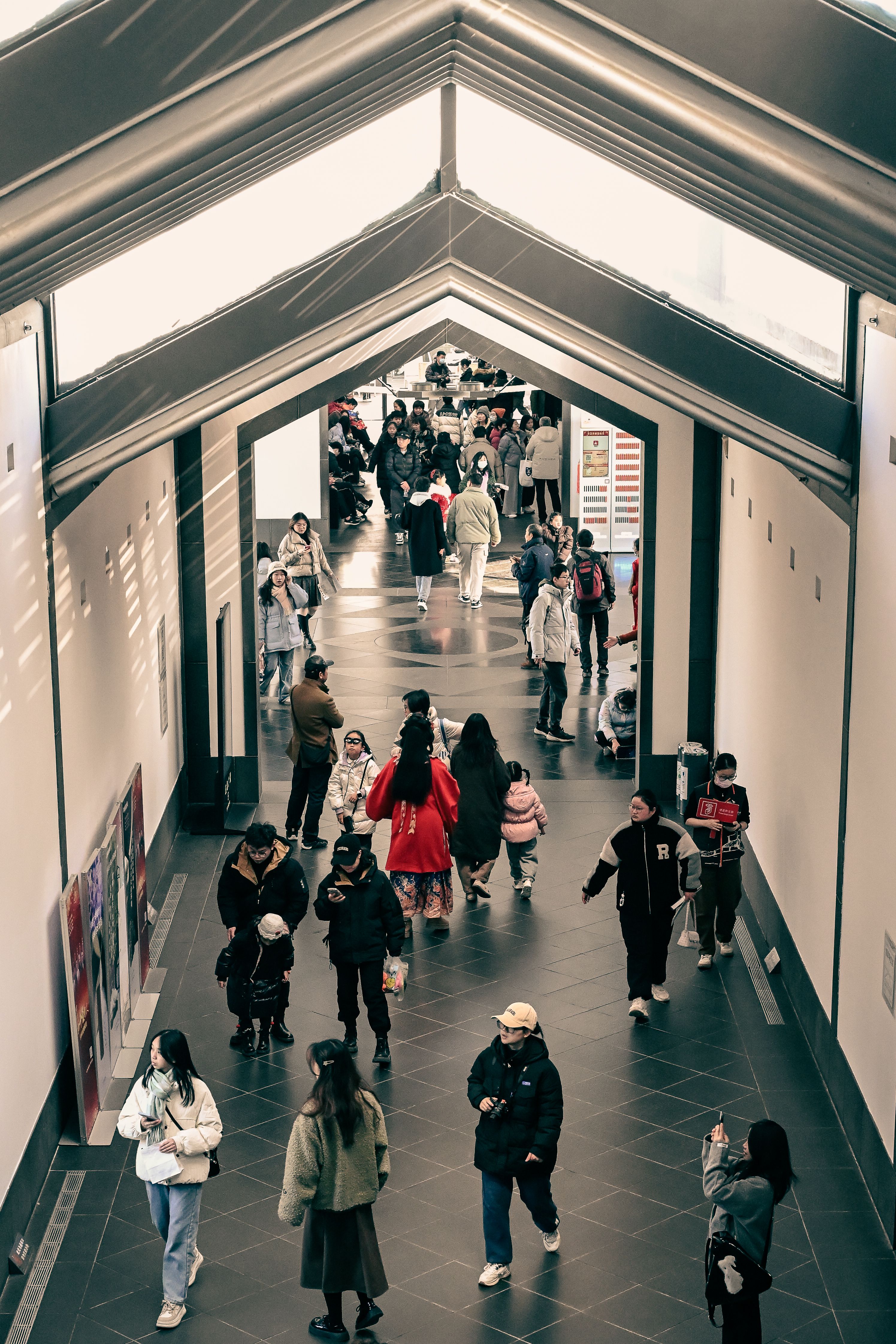 東亞家庭及市民在現代室內商場步行