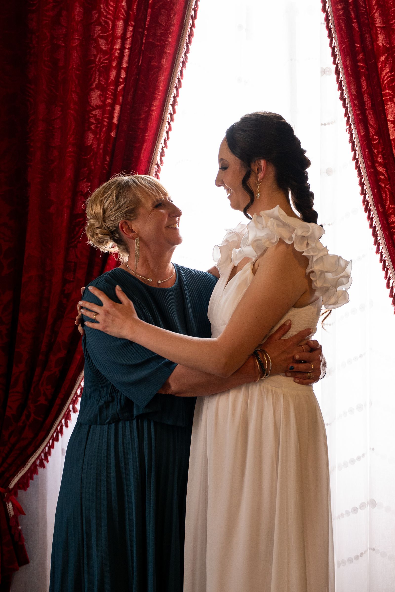 Un momento di emozione tra la sposa e sua madre