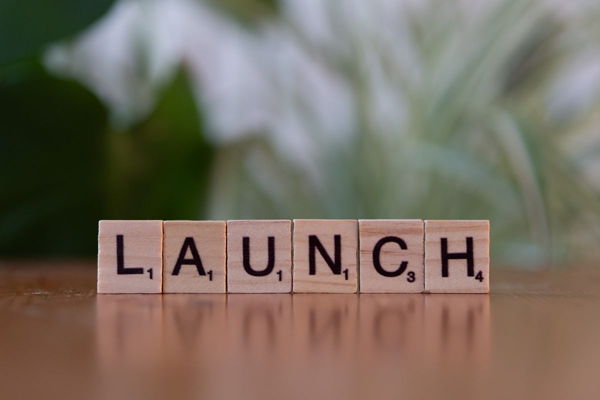ما يجب فعله قبل إطلاق روبوت المحادثة أحرف خشبية تشكّل كلمة LAUNCH
