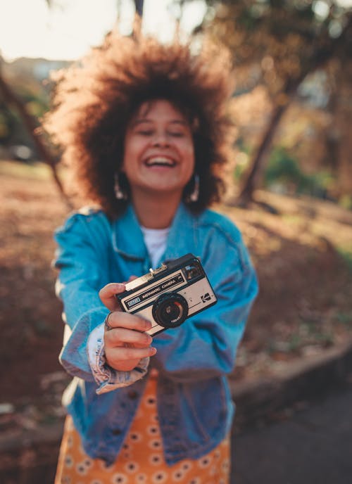 Fotobanka s bezplatnými fotkami na tému človek, držanie, fotoaparát