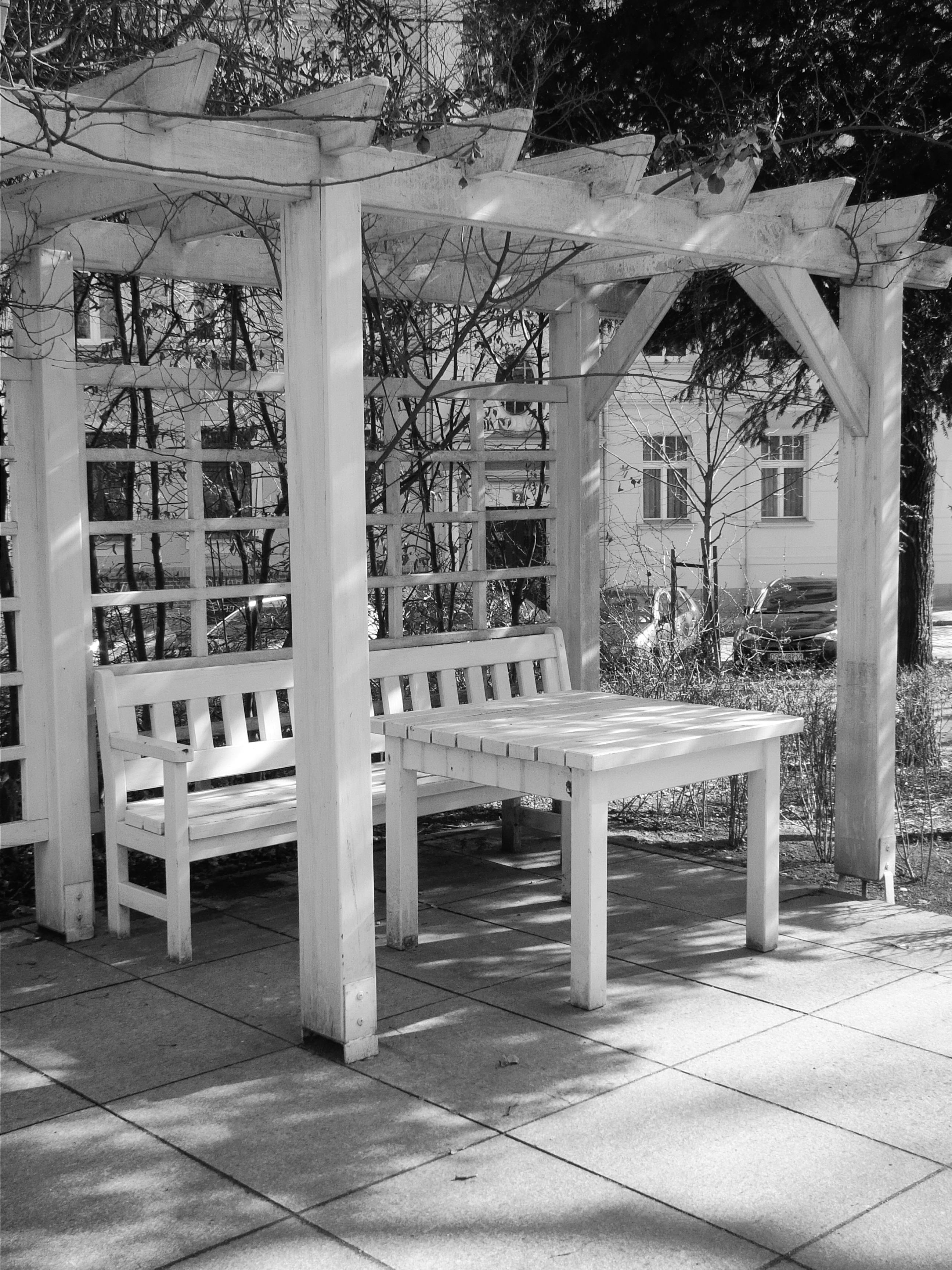 Pergola autoportée avec mobilier d'extérieur