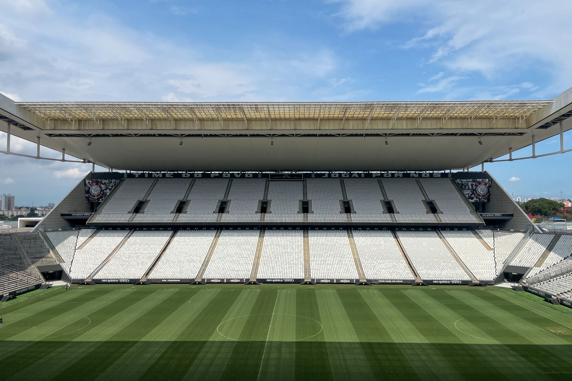 Sao Paulo'da akşam saatlerinde bir futbol stadyumu