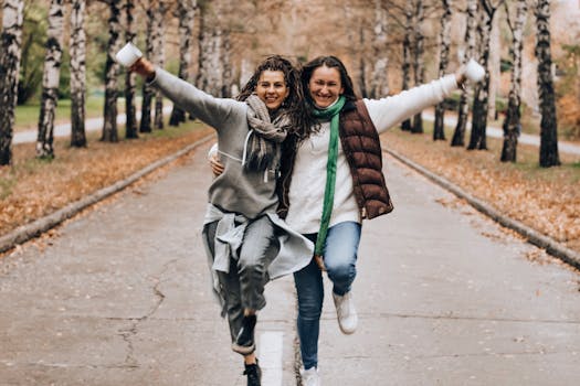 秋日公园里，两名女子在优美的风景中幸福相拥，洋溢着友谊与欢乐