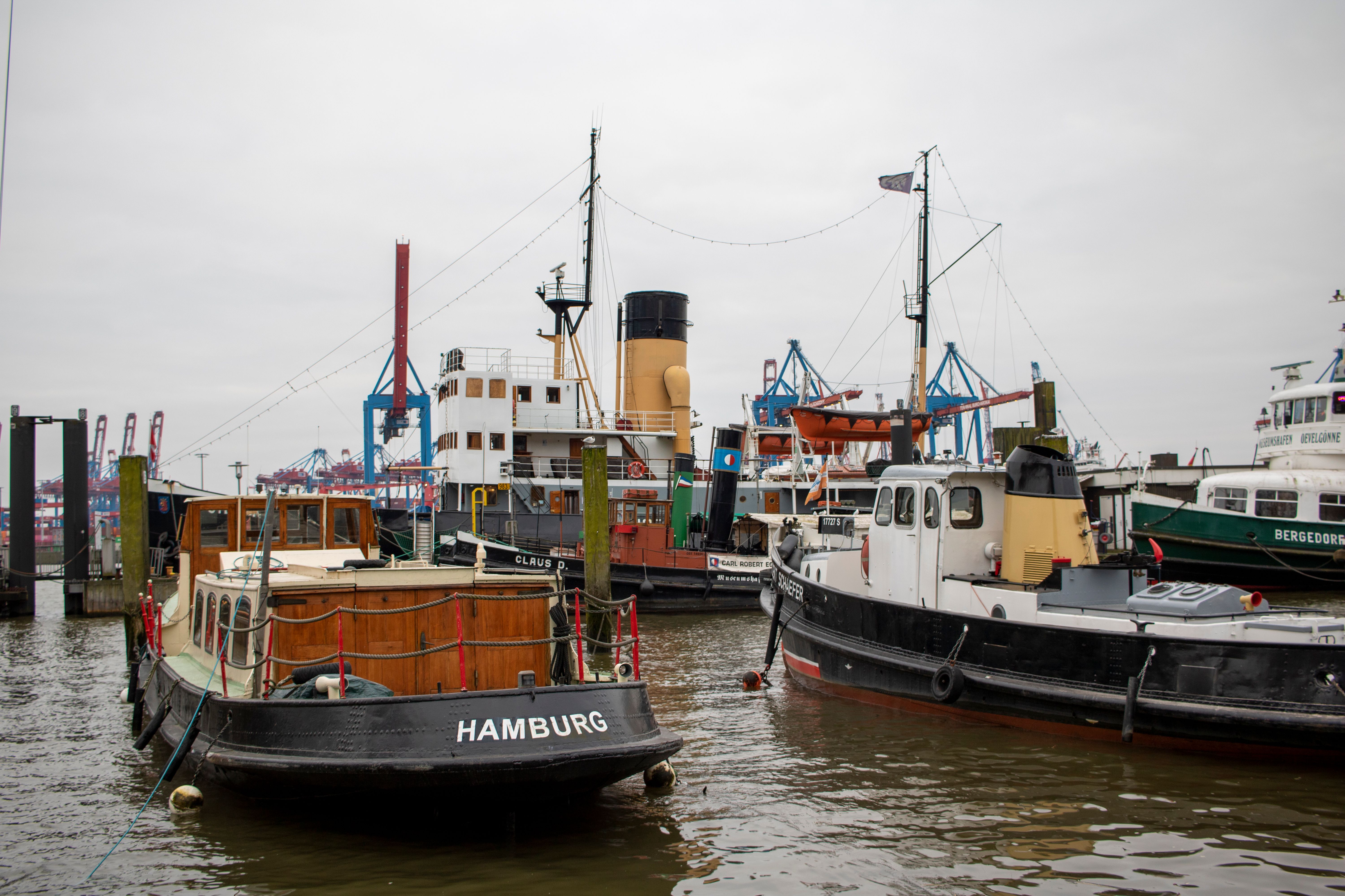 Hamburg Fish Market Sunday morning Fischmarkt Altonaer harbour stalls