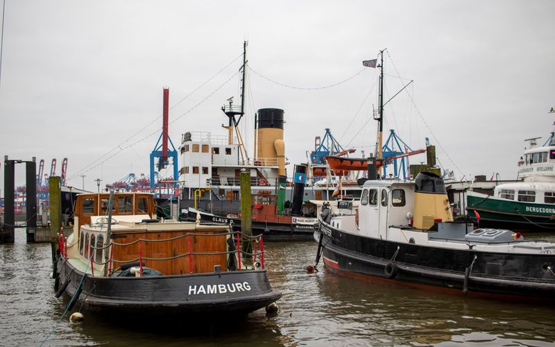 Hamburg Fish Market Sunday morning Fischmarkt Altonaer harbour stalls
