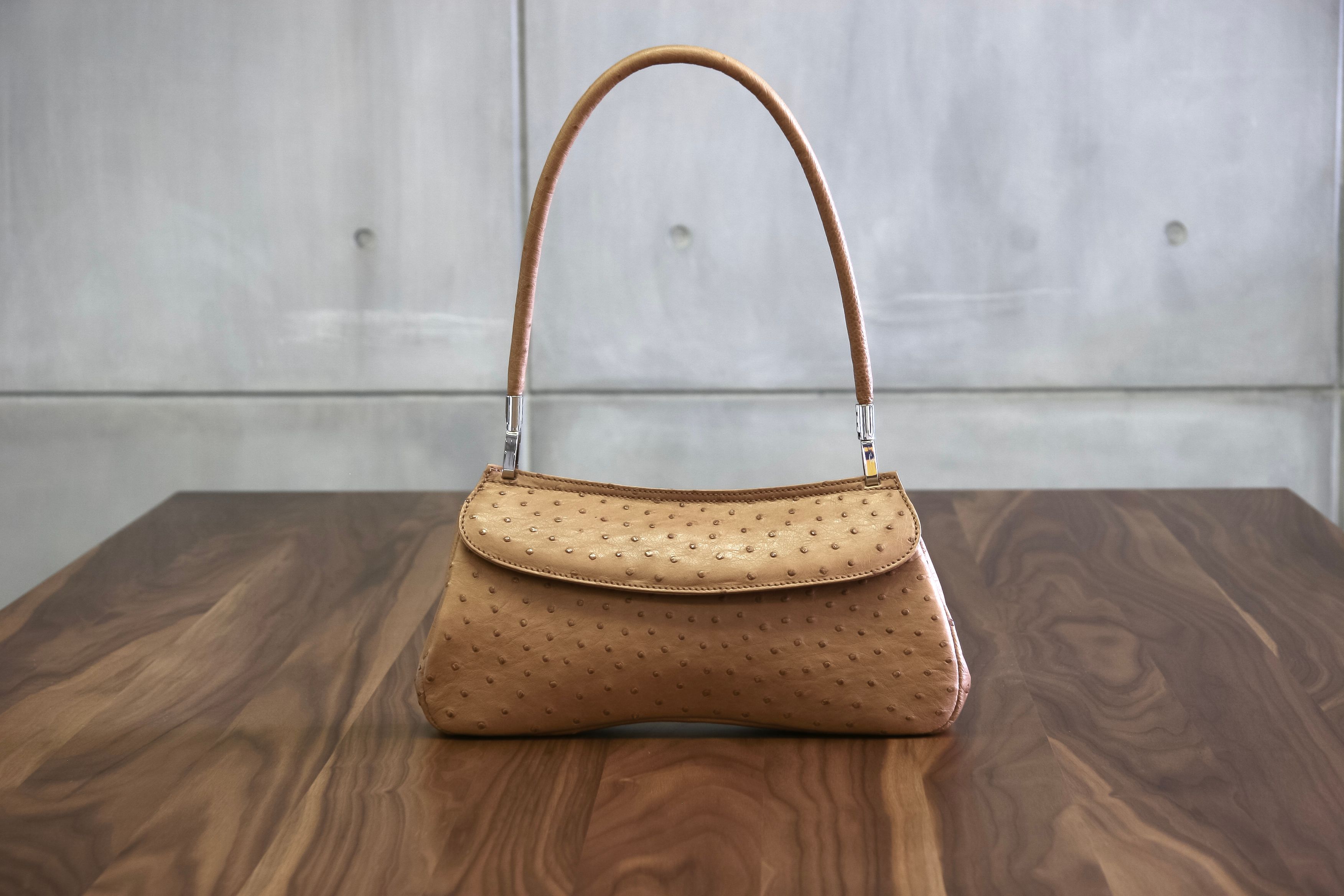 Sac à Main élégant En Cuir D'autruche Sur Table En Bois · Photo gratuite