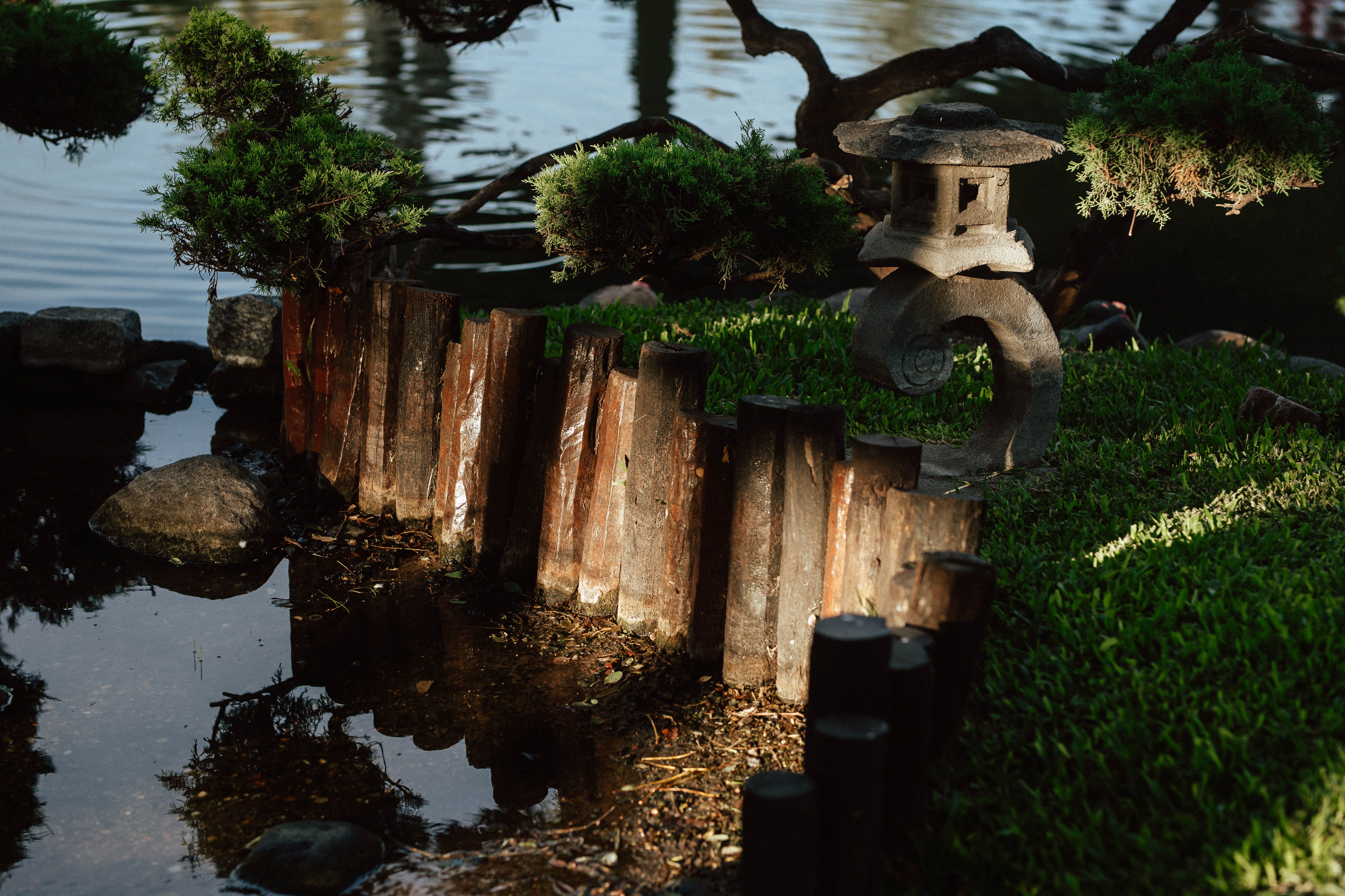 Jardin zen japonais serein avec lanterne et verdure à Buenos Aires.