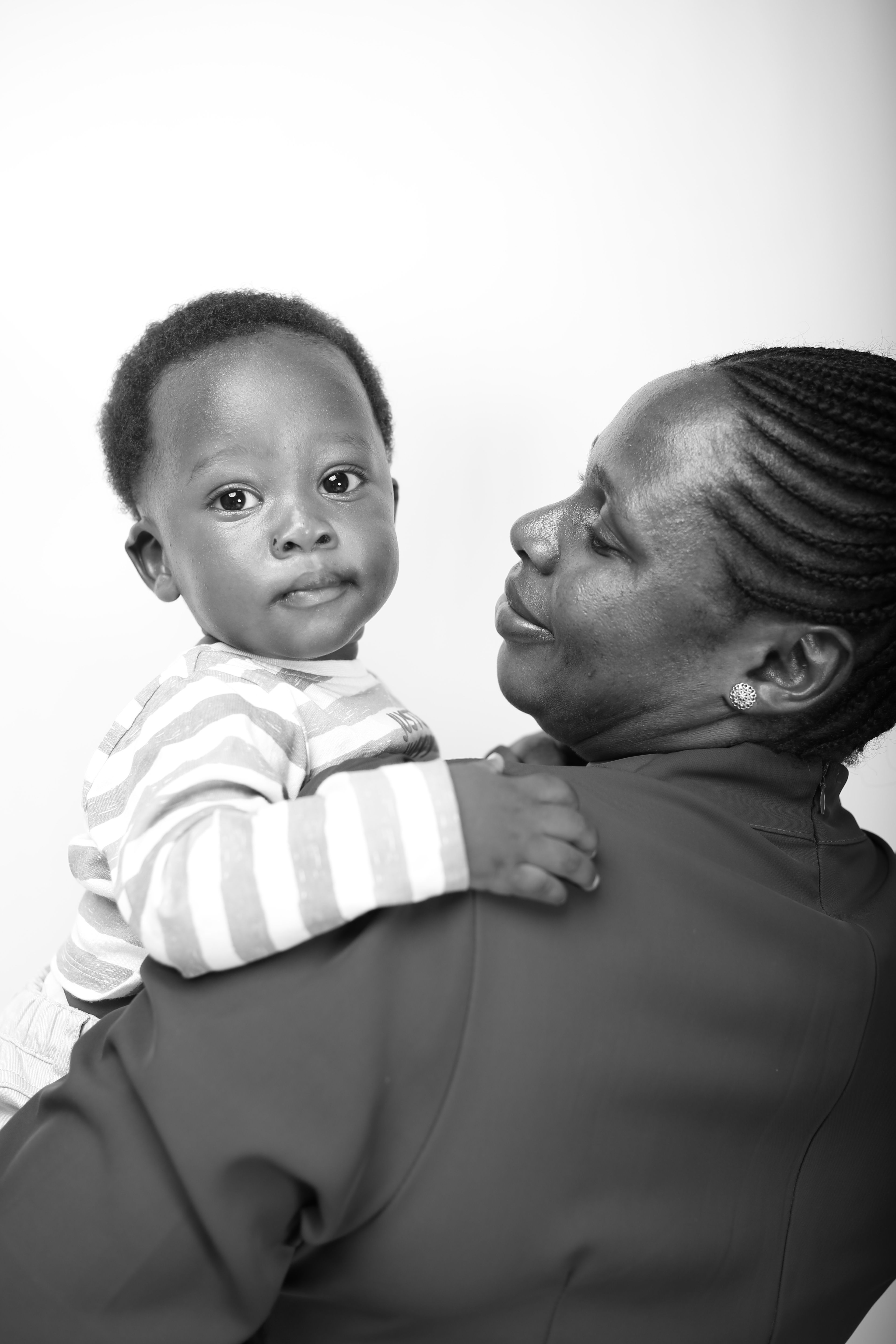 Retrato En Blanco Y Negro De Un Bebé Sonriente Y Su Cuidador · Foto de ...