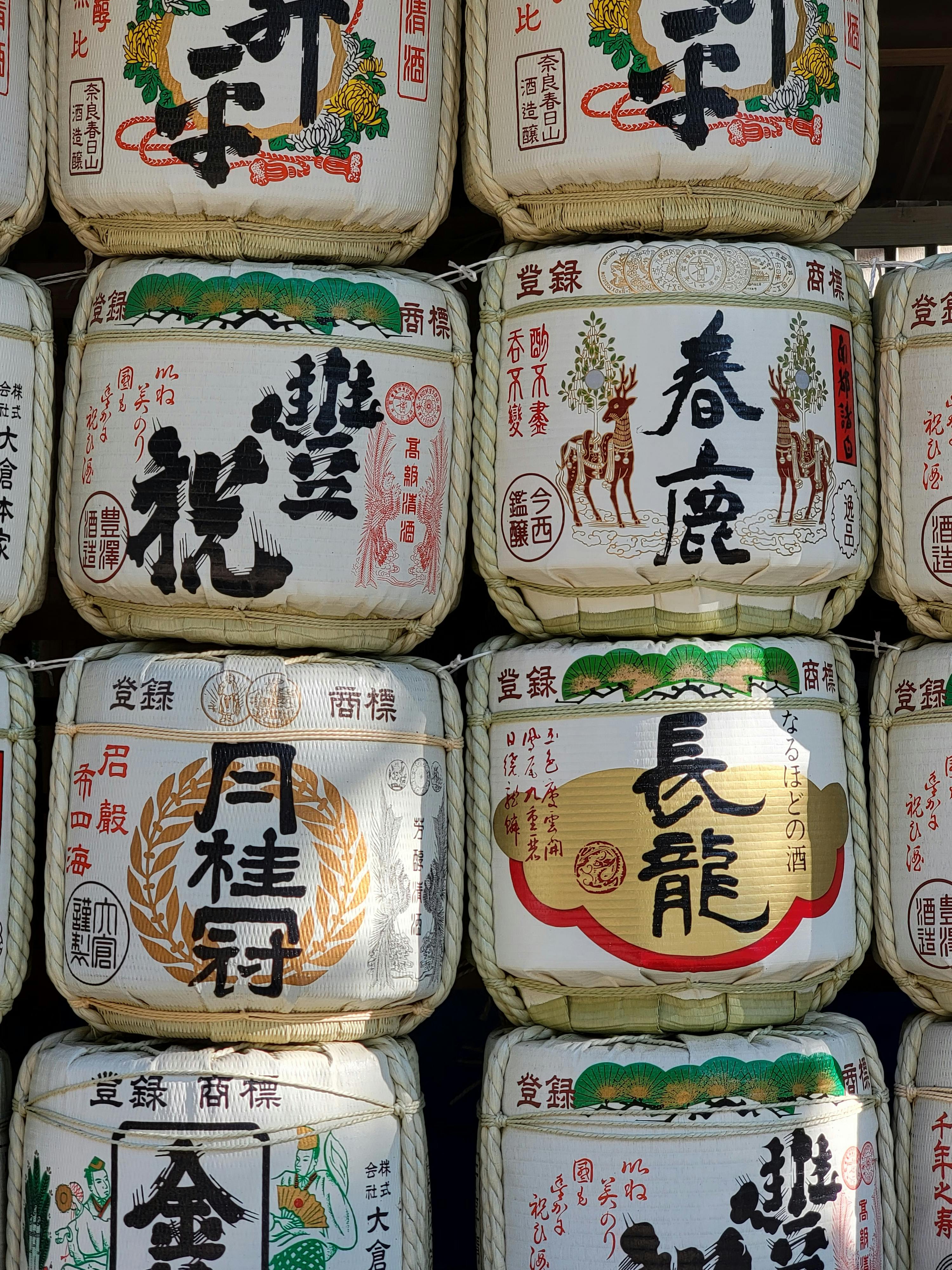 京都神社に積まれた伝統的な日本酒樽