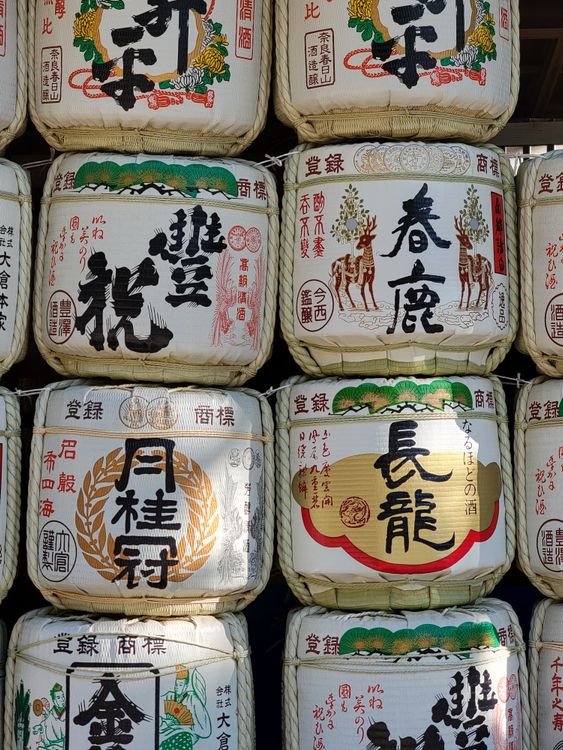 京都神社に積まれた伝統的な日本酒樽