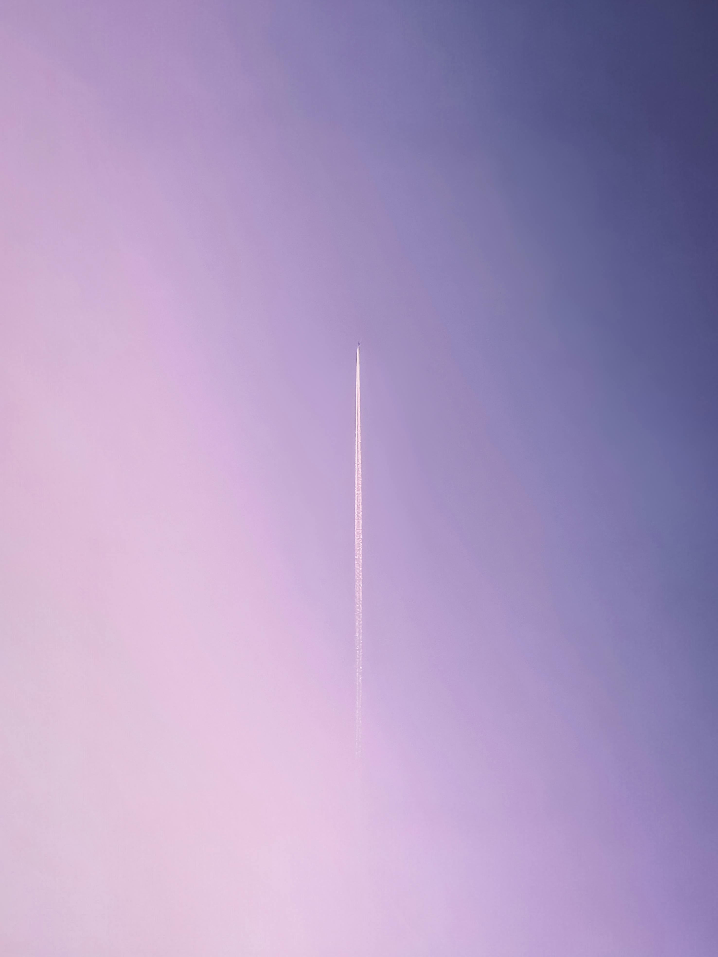 Gratis Estela de condensación de un avión contra un cielo pastel de color rosa y morado en Ammán, Jordania. Foto de stock