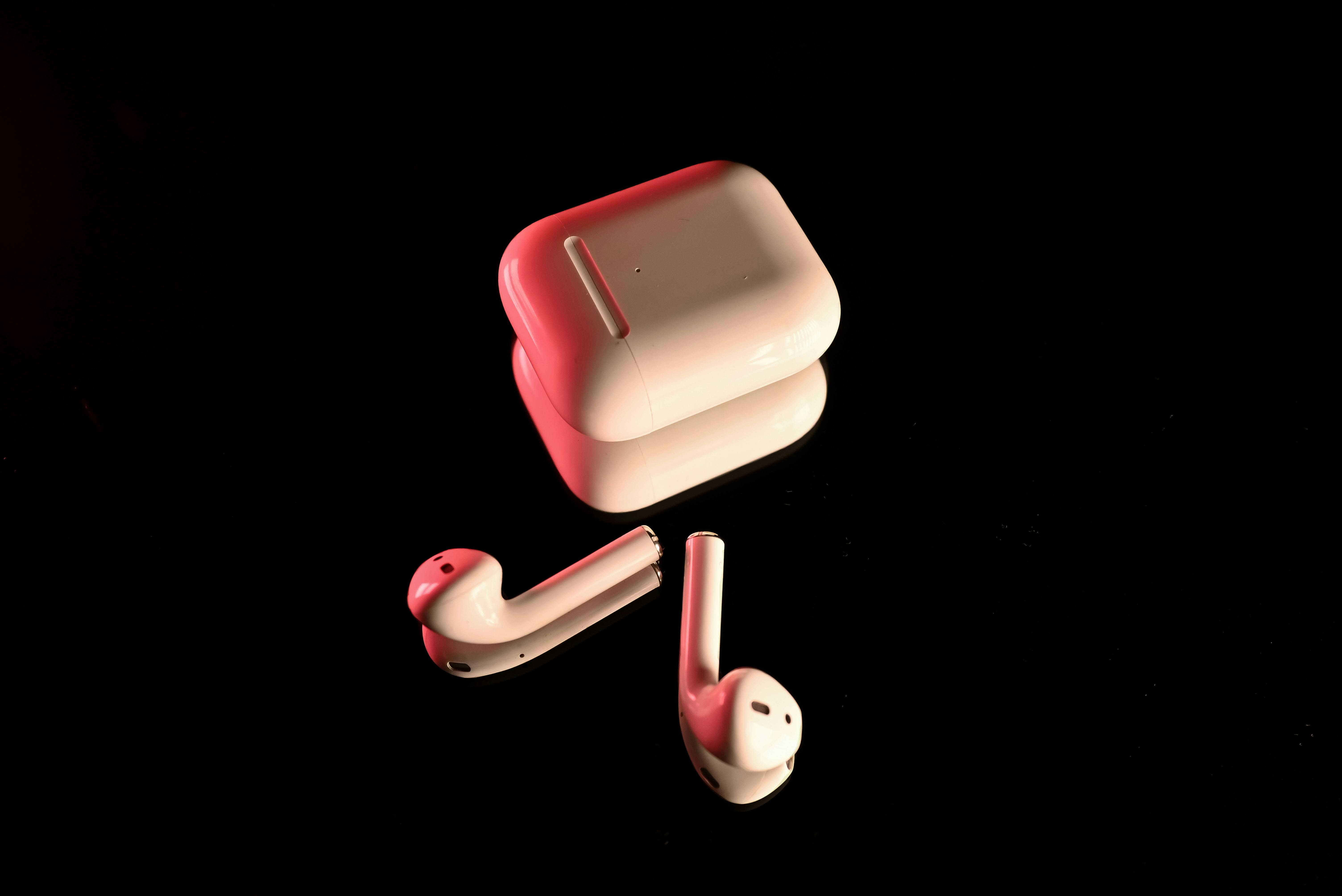 Gratis Auriculares Inalámbricos Con Estuche De Carga Sobre Fondo Negro Foto de stock