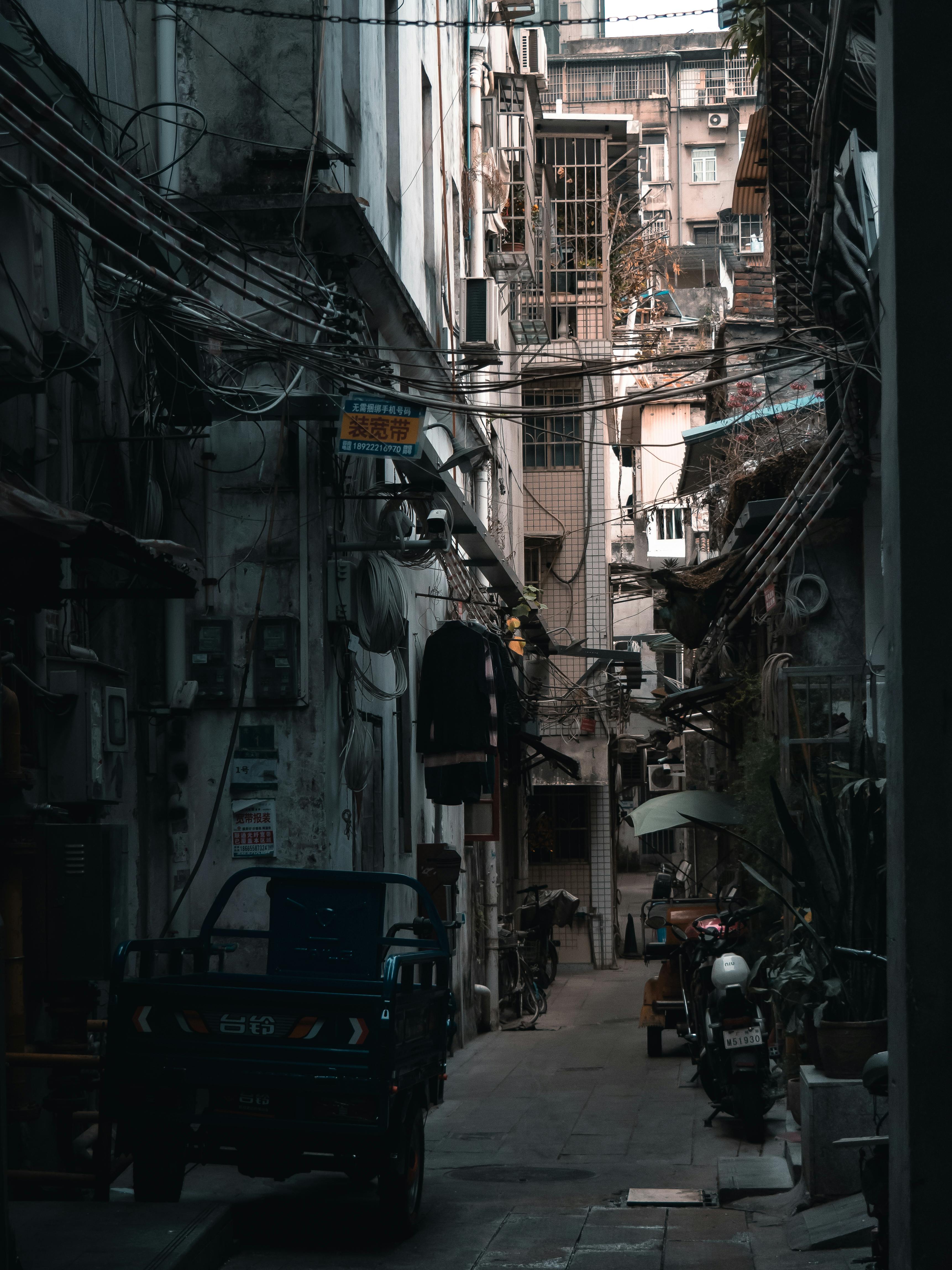 narrow alleyway in old guangdong china