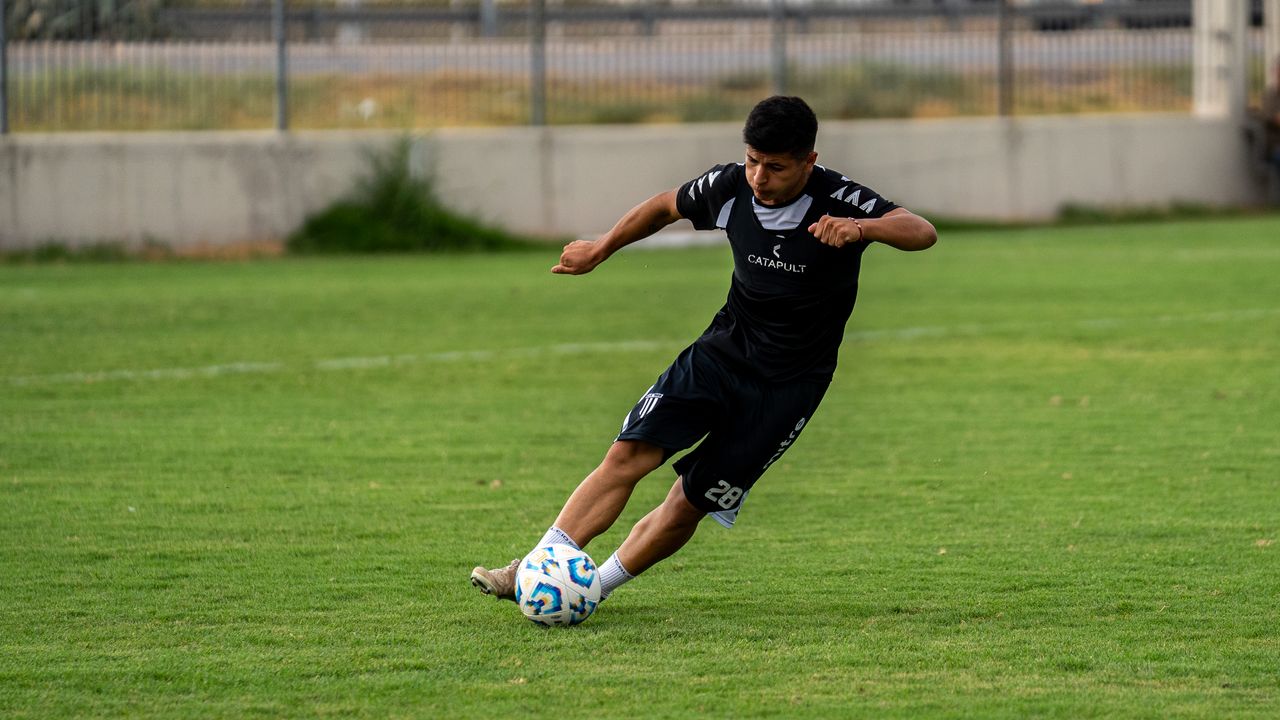 Jugador pateando la pelota