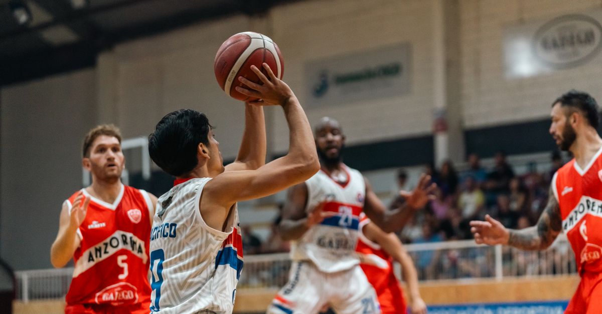 Jogo de basquete intenso no NBB, atletas saltando e disputando a bola, retratando a competição e paixão pelo esporte
