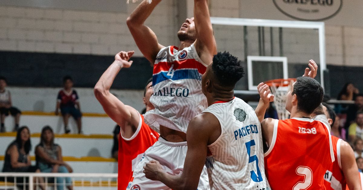 Jogo emocionante de basquete em quadra coberta, representando o basquete brasileiro nas quadras