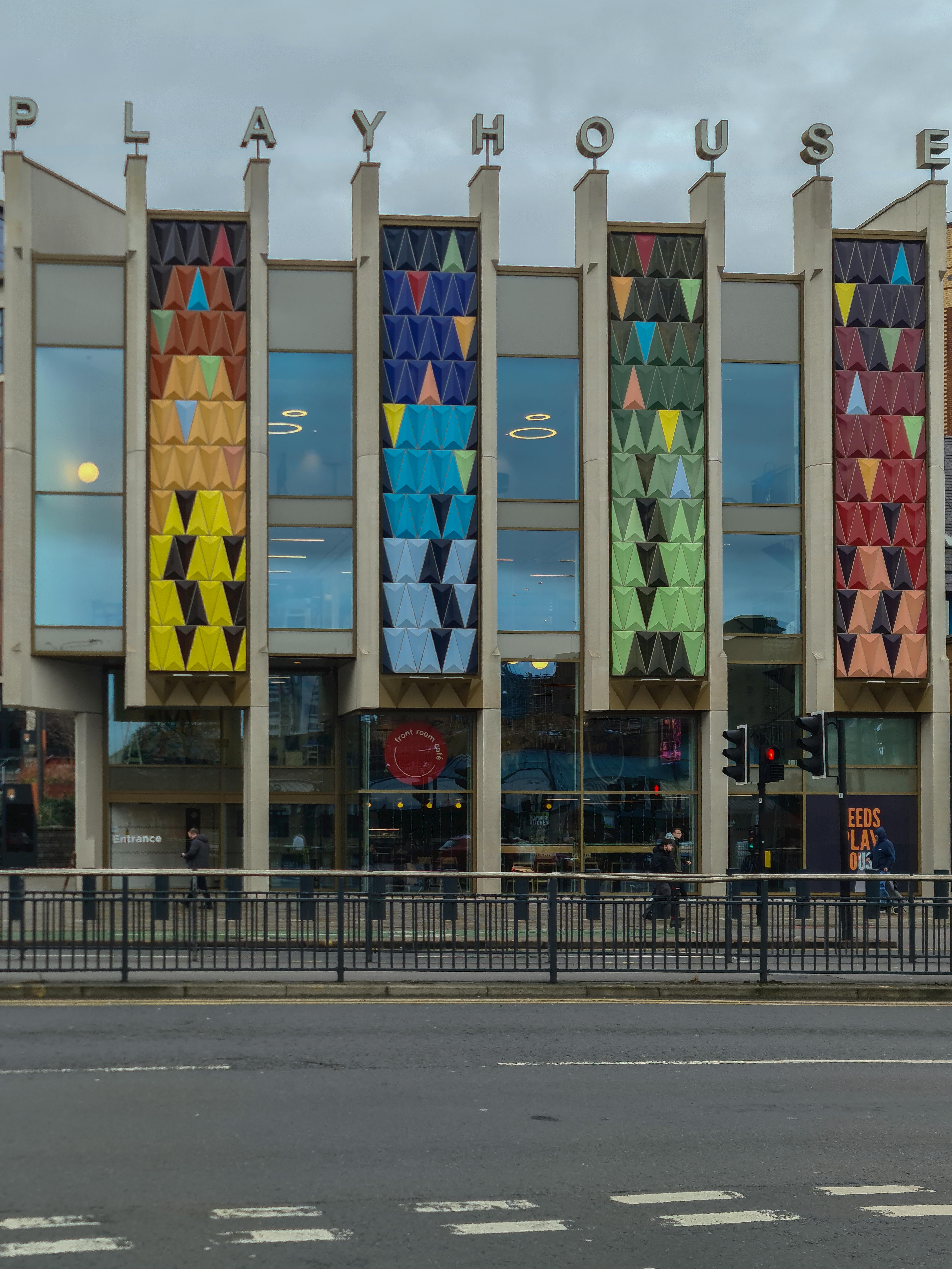 Bezpłatne Żywa fasada Leeds Playhouse prezentująca artystyczne projekty okien. Zdjęcie z galerii