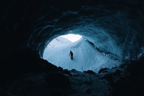 Foto De Persona Caminando Sobre La Nieve