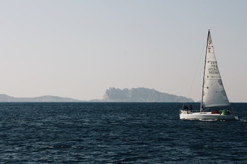 Foto Des Segelboots Auf Ozean