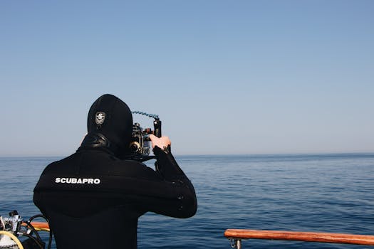 水肺潜水员捕捉到宁静的海景，展现了冒险与探索