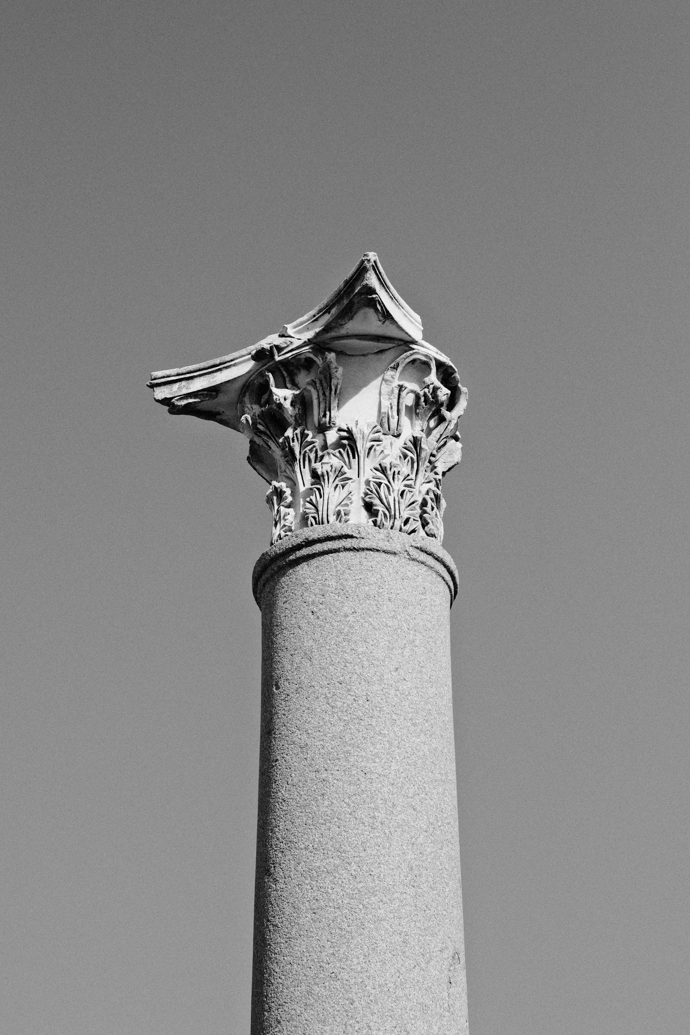 Black and white photo of a Roman column in Antalya, Türkiye, showcasing classical architecture.